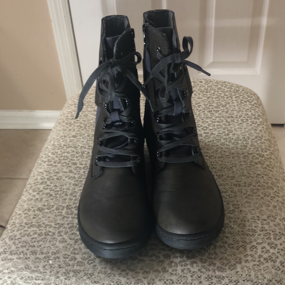 NWOT JBU Boots Size 8